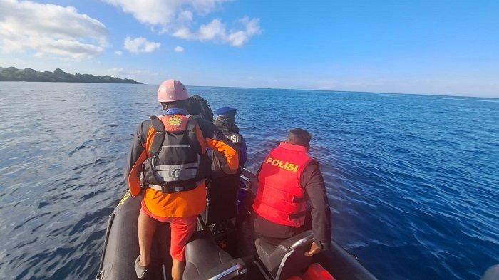 Petugas SAR Gabungan dari Basarnas, TNI dan Polri saat melakukan penyisiran di perairan Selat Bali, Kamis 10 Agustus 2023 pagi.
