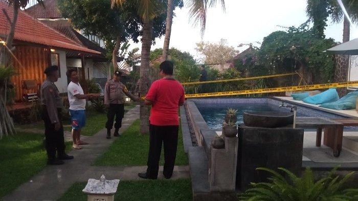 Petugas kepolisian saat melakukan olah TKP kolam renang tempat WNA Cina mengambang di Tulamben, Kecamatan Kubu, Karangasem, Bali, Senin (14/8/2023) sekitar pukul 18.00 wita. 
