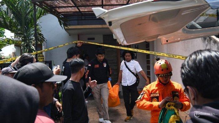 Petugas membawa jenazah korban satu keluarga diduga bunuh diri di Dusun Boro Bugis, Desa Saptorenggo, Kecamatan Pakis Kabupaten Malang, Jawa Timur, Selasa (12/12/2023).