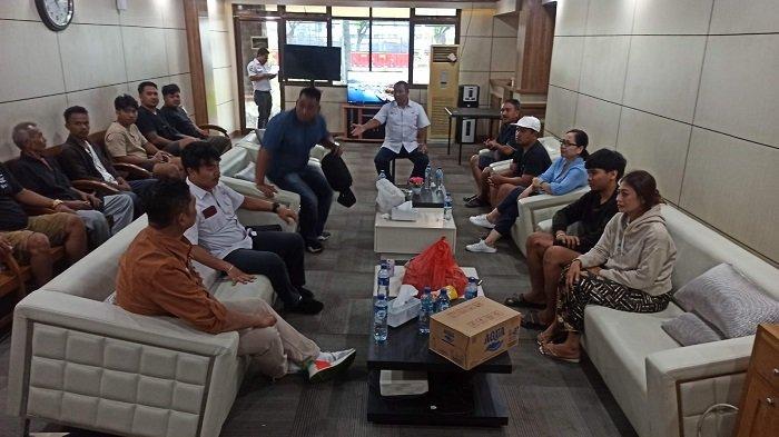 Pihak keluarga saat berkoordinasi dengan ASDP Gilimanuk sembari menunggu proses pencarian di Pelabuhan Gilimanuk, Rabu 9 Agustus 2023.