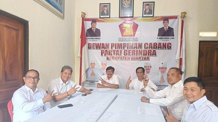Pimpinan dan kader Gerindra Gianyar saat memberikan keterangan pada awak media di Sekretariat Gerindra Gianyar, Senin 26 Februari 2024.