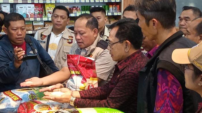 SIDAK - Direktur Reserse Kriminal Khusus Polda Bali, Kombes Pol. Teguh Widodo, S.I.K., M.M memimpin sidak beras oplosan di sejumlah tempat di Kota Denpasar, Bali, pada Selasa 22 Juli 2025.