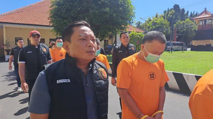 Ditangkap - WR saat diamankan di Polres Buleleng. Pria 38 tahun itu ditangkap polisi saat hendak transaksi narkoba. Polisi Tangkap Pengedar Narkoba Saat Hendak Transaksi di Buleleng Bali, Genggam Sabu 0,17 Gram
