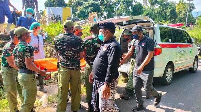 Exshumasi - Polisi dan tim forensik saat melakukan ekshumasi di makam Ketut Parmi. Bos cengkeh itu diketahui menjadi korban pencurian dengan kekerasan.