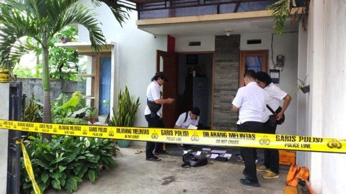 Polisi melakukan olah TKP ksus dugaan bunuh diri sekeluarga di rumah di RT 03 Rw 10 Dusun Borobugis Desa Sapto Renggo Kecamatan Pakis Kabupaten Malang, Selasa (12/12/2023)