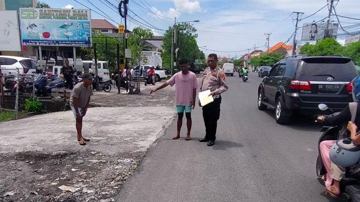 OLAH TKP - Polisi melakukan olah TKP lakalantas di Jalan Teuku Umar Barat tepatnya depan Ruko Sanitary Bali Km 06 Denpasar Barat, Denpasar,  Bali, pada Senin 17 Maret 2025.