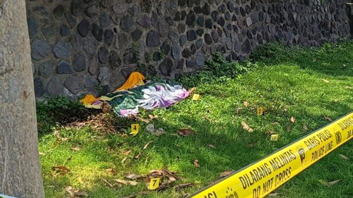 Polisi mengamankan tempat kejadian perkara jenazah pria bersimbah darah di Taman Pancing, Desa Pemogan, Denpasar, Bali, Kamis, 7 November 2024. Kasus Mayat Bersimbah Darah di Taman Pancing Denpasar Bali,  Luka Gorok di Leher & Kesaksian Warga