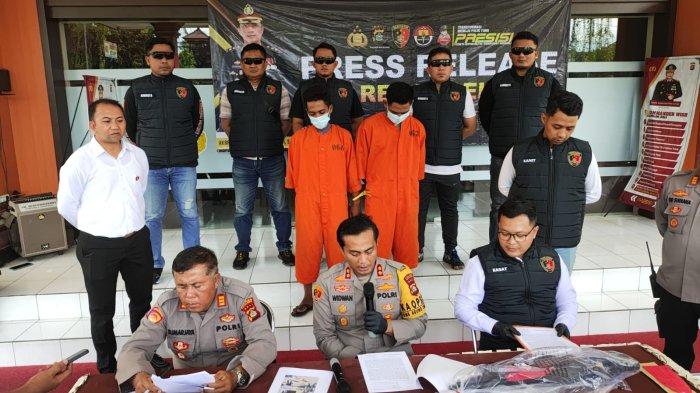 Polisi menunjukan tersangka Abas dan Lolot, Senin (22/4)