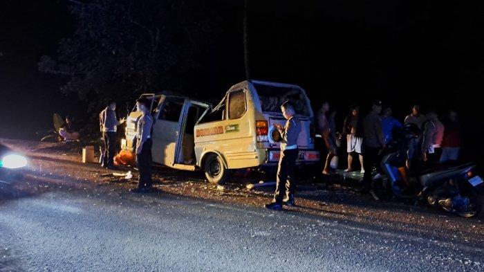 Polisi saat melakukan olah TKP