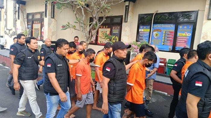 Polres Gianyar, Bali menggelar konferensi pers terkait kasus pemuda NTT, Dedianus Kaliyo (19) yang tewas dikeroyok di Desa Bakbakan, Kecamatan Gianyar, Kamis 24 Oktober 2024