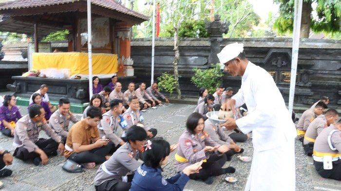 DOA BERSAMA - Polres Gianyar menggelar doa bersama untuk tiga anggota Polri yang Gugur di Way Kanan, Selasa 18 Maret 2025.