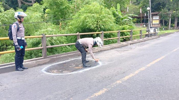 TANDAI JALAN - Polres Jembrana bersama Forkompinda dan instansi terkait melakukan pengecekan kondisi jalan nasional Jalan Raya Denpasar-Gilimanuk wilayah hukum Jembrana, Senin (16/12).