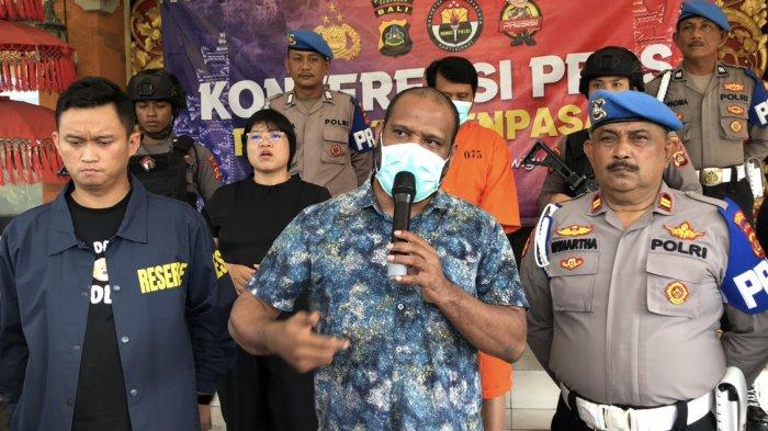 Kasat Reskrim Polresta Denpasar, Kompol Laorens Rajamangapul Heselo (tengah) saat jumpa pers. Sebut dalami dugaan pengoplosan LPG oleh Sukojin - Polresta Denpasar Dalami Dugaan Pengoplosan LPG oleh Sukojin, Ungkap Kemungkinan Ada Tersangka Baru
