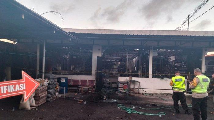 Polresta Denpasar saat melakukan identifikasi kebakaran pusat perbaikan printer Kreasindo Citra Nusantara (KCN) di Jl. Cokroaminoto Denpasar. Tampak bagian dalam bangunan hangus terbakar.