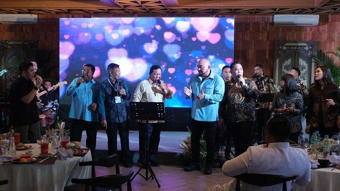 Prabowo Subianto bernyanyi bersama saat kunjungan ke Bali, Minggu 3 November 2024.