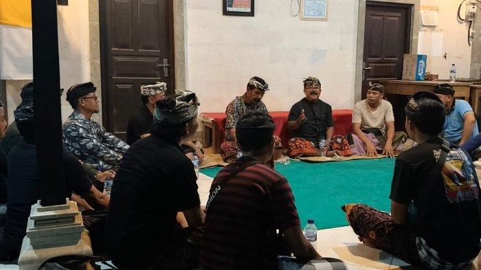 
Rapat - Prajuru Desa Adat Sebali, Kecamatan Tegalalang, Gianyar, Bali menggelar rapat terkait penambalan jalan berlubang, Selasa (3/6). 