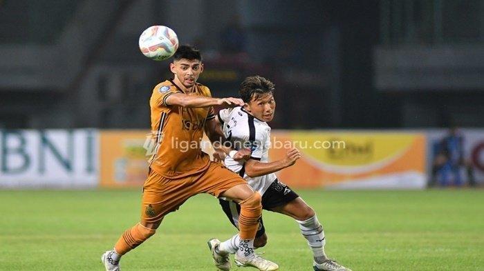 aksi pemain Bhayangkara FC di Liga 1 musim 2023-2024