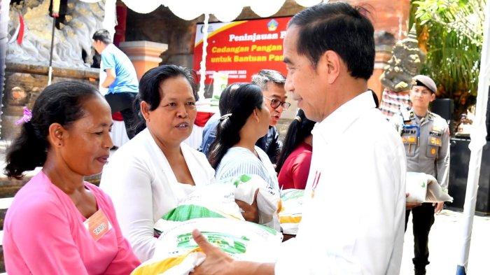 Presiden Jokowi Serahkan Bantuan Beras bagi Masyarakat di Balai Budaya Batubulan, Kabupaten Gianyar, Provinsi Bali, pada hari Selasa 31 Oktober 2023.