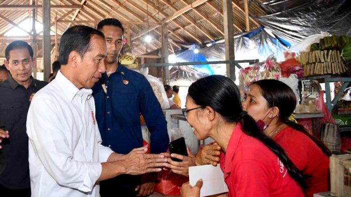 Presiden Jokowi menyerahkan sejumlah bantuan untuk para pedagang di Pasar Bulan Gianyar, Bali, Selasa 31 Oktober 2023