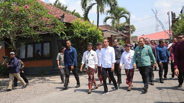 Presiden Jokowi tiba di SMKN 3 Sukawati Gianyar pada kunjungan kerjanya di Provinsi Bali pada Selasa 31 Oktober 2023.