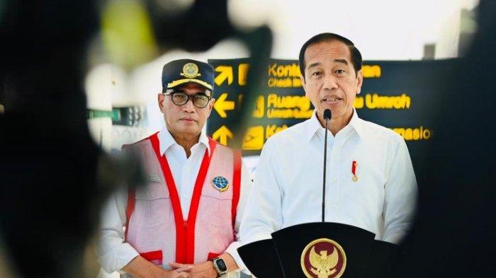 Presiden Joko Widodo memberikan keterangan pers setelah meninjau Bandara Kertajati, Majalengka, Selasa (11/7/2023).