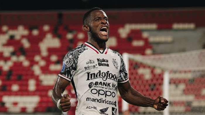 
SELEBRASI - Pemain asing Bali United Privat Mbarga selebrasi usai mencetak gol kemenangan Bali United atas Persita Tangerang pada pekan ke-8 Liga 1 2024/2025 di Stadion Kapten I Wayan Dipta, Gianyar, Minggu (20/10) malam. Pertandingan berakhir dimenangkan Bali United dengan skor tipis skor 0-1.