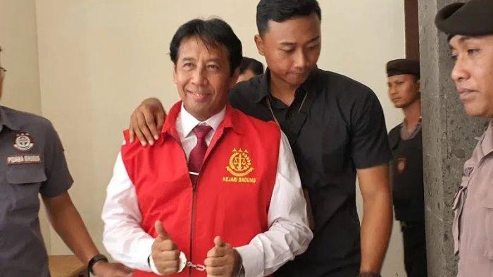 Rektor Universitas Udayana Bali I Nyoman Gde Antara berjalan menuju ruang sidang untuk menjalani sidang perdana kasus dugaan korupsi dana sumbangan pengembangan institusi (SPI) penerimaan mahasiswa baru seleksi jalur mandiri tahun 2018-2022 di Gedung Pengadilan Tindak Pidana Korupsi Denpasar, Bali, Kamis (19/10/2023).