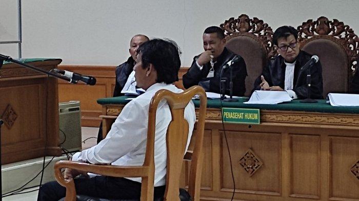 Prof Antara didampingi tim penasihat hukumnya, Hotman Paris Hutapea dkk saat menjalani sidang dakwaan di Pengadilan Tipikor Denpasar.