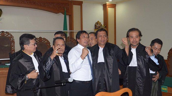 Prof Antara usai menjalani sidang vonis di Pengadilan Tipikor Denpasar, Kamis, 22 Februari 2024. Oleh majelis hakim, mantan rektor Unud ini dinyatakan tidak terbukti bersalah melakukan tindak pidana korupsi SPI Unud dan dibebaskan dari segala dakwaan JPU.