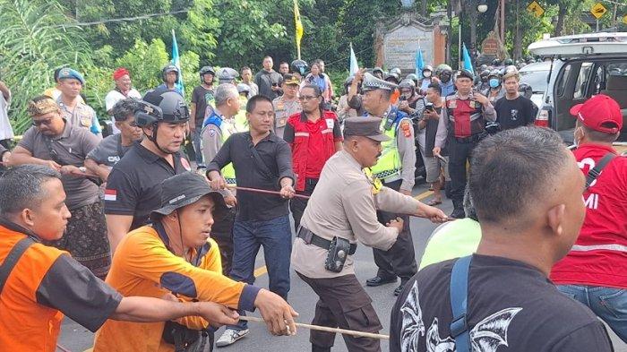 Proses evakuasi korban jatuh ke Tukad Cangkir, Gianyar, Bali, Senin 12 Februari 2024.