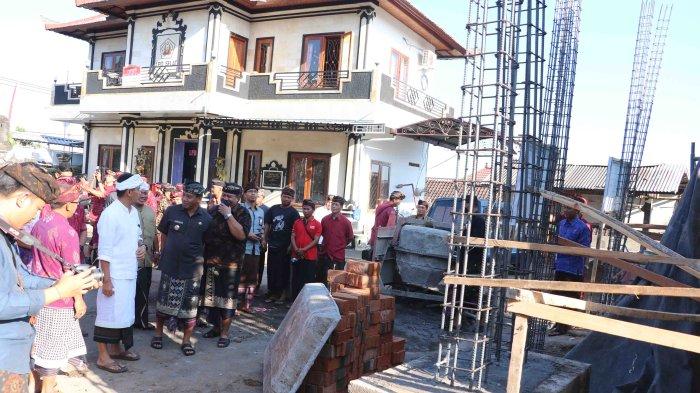 Proses pembangunan Kantor Desa Selat, Kecamatan Sukasada, Buleleng, Selasa (22/8). Pemkab menyalurkan dana BKK Rp 550 juta untuk pembangunan tersebut.
