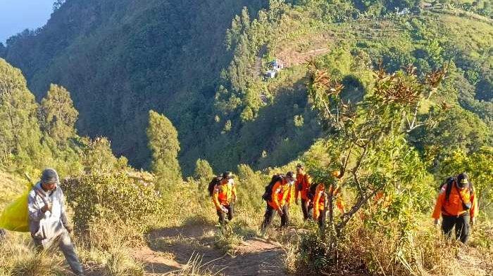 Proses pencarian. Tim SAR gabungan menemukan Desak Made Putri Suasti Astiti di dasar jurang dengan kedalaman sekitar 250 meter, Sabtu 14 September 2024.