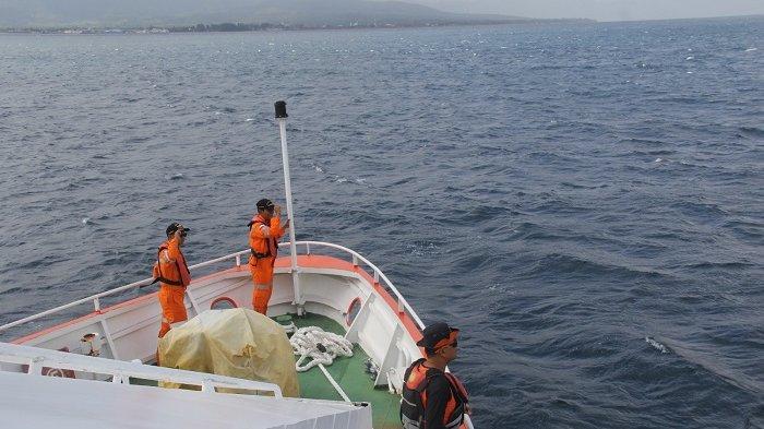 PENCARIAN - Proses pencarian korban kapal tenggelam di Selat Bali