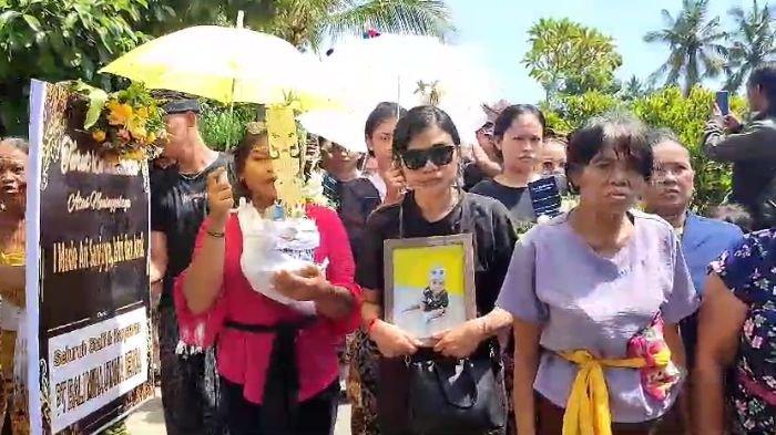Prosesi pemakaman korban kebakaran, I Made Arisanjaya (30), istrinya Komang Novi Mertasari (25), dan anak mereka Putu Gede Arta Dharma Sankara (2) dilaksanakan hari ini, Jumat, 10 Mei 2024.