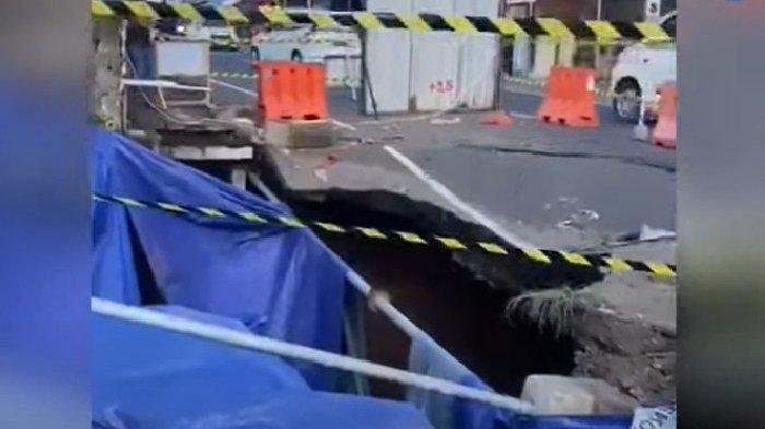 TANGKAP LAYAR - Tangkap layar video saat Jalan Raya Denpasar-Gilimanuk di Desa Bajera, Kecamatan Selemadeg, Kabupaten Tabanan, Provinsi Bali, mengalami ambles pada Senin 7 Juli 2025.