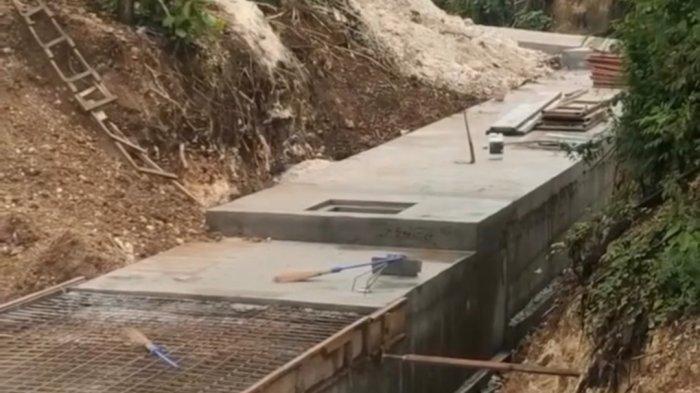 Proyek pembetonan sungai di kawasan Banjar Wijaya Kusuma Desa Ungasan Ungasan Kuta Selatan Badung yang distop aparat desa pada Junat 8 Maret 2024