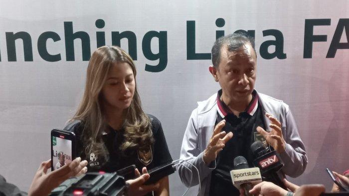 Public relation PT LIB, Sabina Katya dan Chief Marketing PT LIB, Budiman Dalimunthe  saat diwawancarai usai pengenalan FAN ID di Senayan Park, Jakarta, Rabu (6/12/2023).