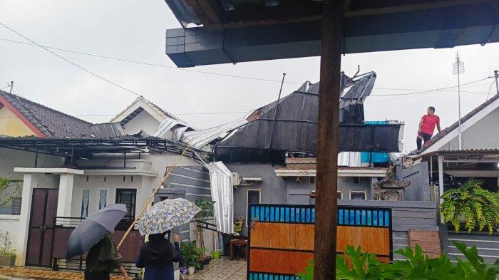 
RUSAK – Warga melihat kondisi rumah yang rusak parah akibat diterjang angin puting beliung di wilayah Banjar/Desa Yeh Sumbul, Kecamatan Mendoyo, Kabupaten Jembrana, Senin (20/1). Puluhan rumah warga di Kecamatan Mendoyo dan Pekutatan rusak diterjang angin puting beliung, kemarin.