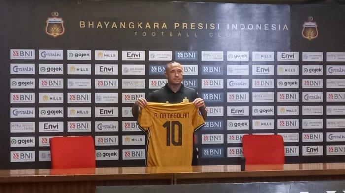 Radja Nainggolan resmi menjadi pemain Bhayangkara FC dan akan kenakan nomor punggung 10, Media Center SUGBK, Senayan, Jakarta, Senin 4 Desember 2023.