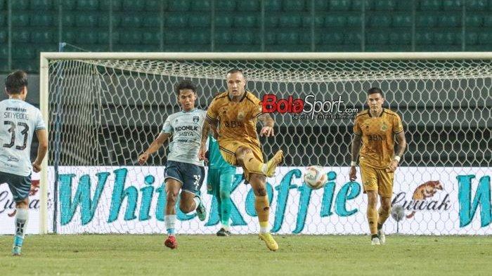 Radja Nainggolan (kanan) sedang menguasai bola dalam laga pekan ke-23 Liga 1 2023 antara Bhayangkara FC versus Persita Tangerang di Stadion Patriot Candrabhaga, Bekasi, Jawa Barat, Minggu 17 Desember 2023.