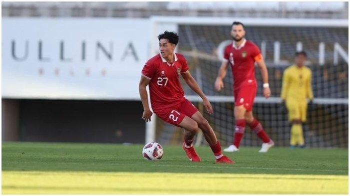 Rafael Struick memegang bola saat uji coba Timnas Indonesia vs Libya untuk persiapan Piala Asia 2024.