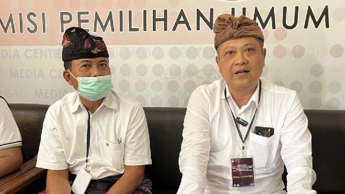 Rai Mantra (kanan) saat diwawancara awak media usai menyerahkan berkas pendaftaran ke KPU Bali. Ia mengungkap soal loyalitas dan komunikasi dengan incumbent.