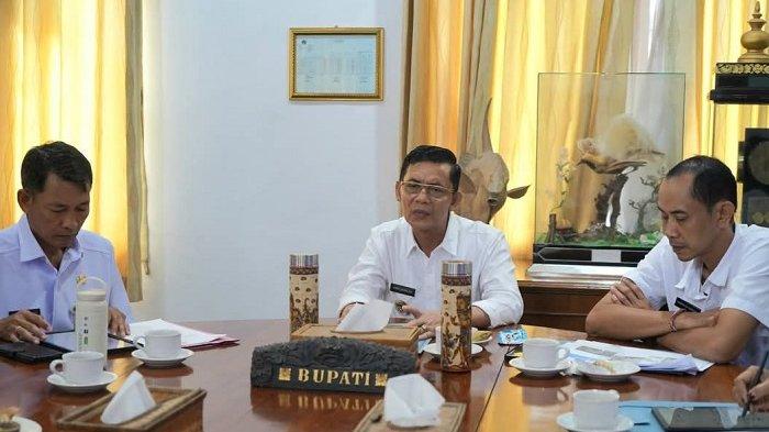 PENUTUPAN - Rapat di Kantor Bupati Klungkung terkait penutupan TPA Biaung di Nusa Penida, Rabu (30/4/2025).