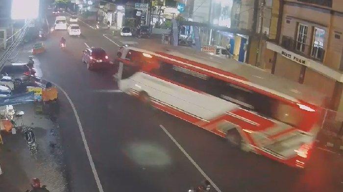 CCTV - Kecelakaan maut di Malang, bus menabrak sejumlah orang, tewaskan 4 orang. 