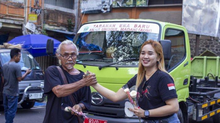  Relawan Semut Bagikan Cokelat dan Bunga.