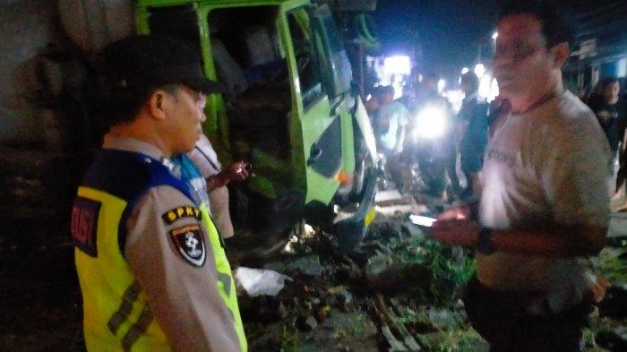 Olah TKP - Anggota Unit Lantas Polsek Kubutambahan saat melakukan olah TKP pasca peristiwa kecelakaan di simpang tiga Kubutambahan. Minggu (29/6/2025). Rem Blong, Budiasa Meninggal Ditabrak Truk di Buleleng Bali, Terpental 10 Meter, Tinggalkan 4 Anak