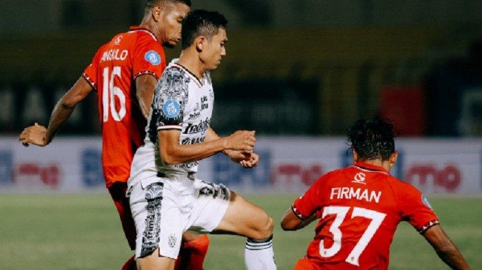 Ricky Fajrin (tengah) ditempel ketat pemain lawan di laga Bali United melawan Malut United pekan 6 Liga 1 2024/2025. Sorotan Bali United Liga: 3 Poin Tandang Dongkrak Klasemen, Solidaritas Ricky Fajrin Cs Untuk Yance