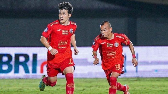 Pemain Persija Ryo Matsumura (kiri) dan Riko Simanjuntak (kanan) saat tampil melawan Dewa United 