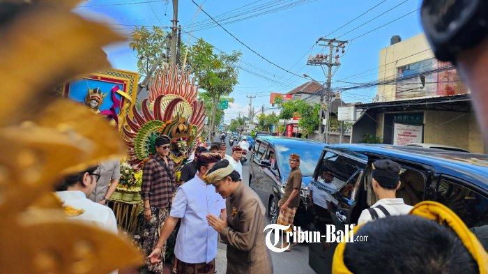 Rizky Febian dan keluarga tiba di Kediaman Mahalini di Jalan Raya Padonan, Canggu, Badung, Bali untuk mengikuti upacara mepamit dan ngidih pada, Minggu 5 Mei 2024.