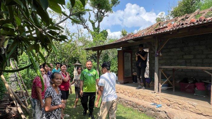 Ketua DPRD Buleleng mengunjungi kediaman Kakek Kadek Dana yang roboh gegara hujan deras. Kakek berusia 60 tahun itu lantas menerima 7 jahitan di kepalanya.